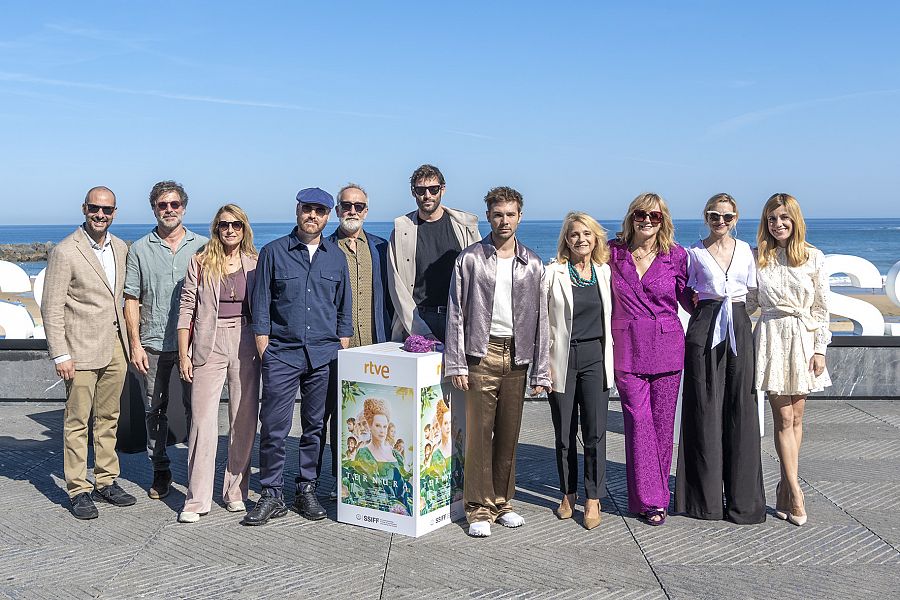 Posado de RTVE y el equipo de 'La Ternura' en la terraza del Kursaal de San Sebastián