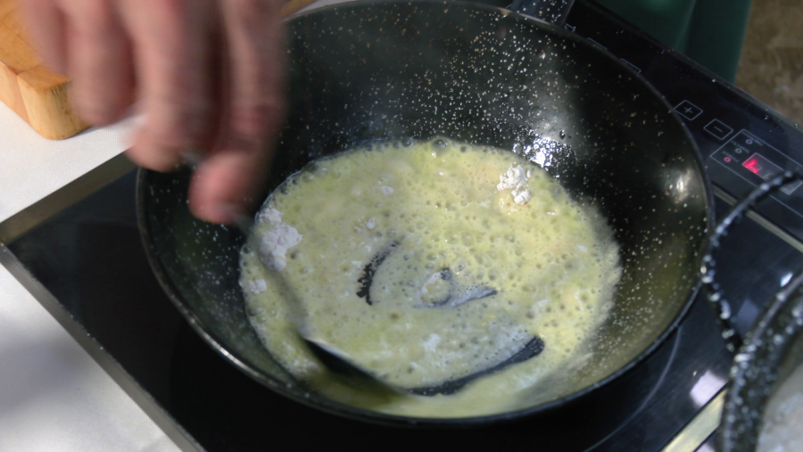 Se tuesta un poco de harina en una sartén con aceite caliente y se añade a la olla, servirá para darle consistencia al plato