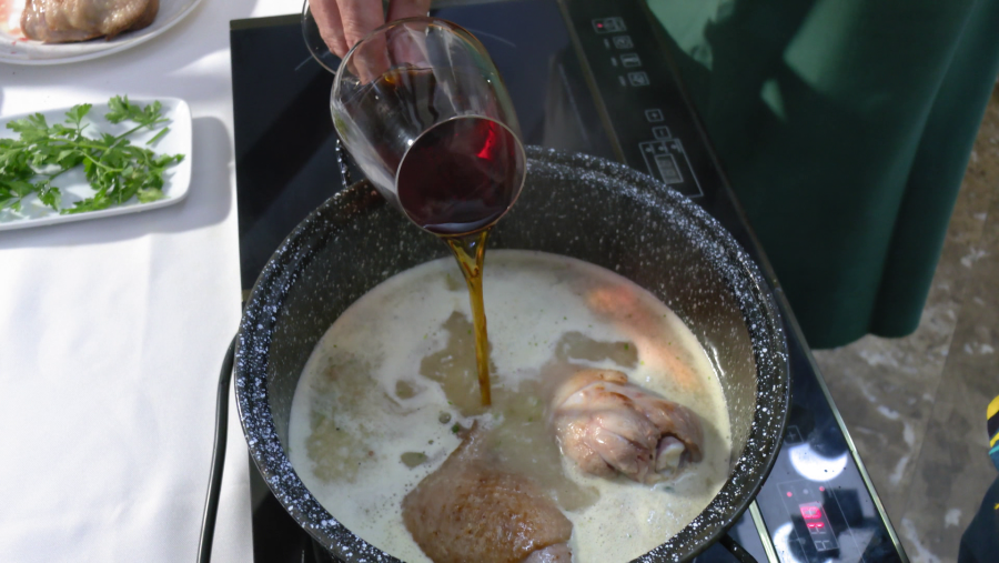 Incorporar las almendras, las ciruelas, el vino blanco y el Brandy