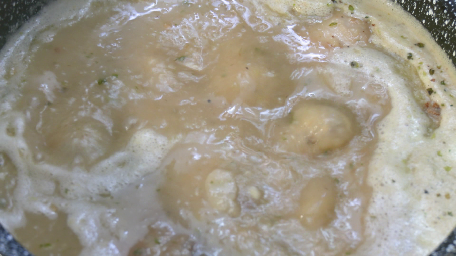 Dejar todo cocer durante, al menos, 4 horas o 4 horas y 30 minutos, dependiendo de cómo sea la carne de gorda