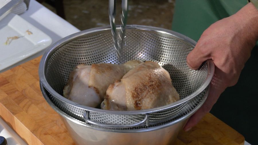 Marcar la carne en una sartén con aceite bien caliente y reservar.