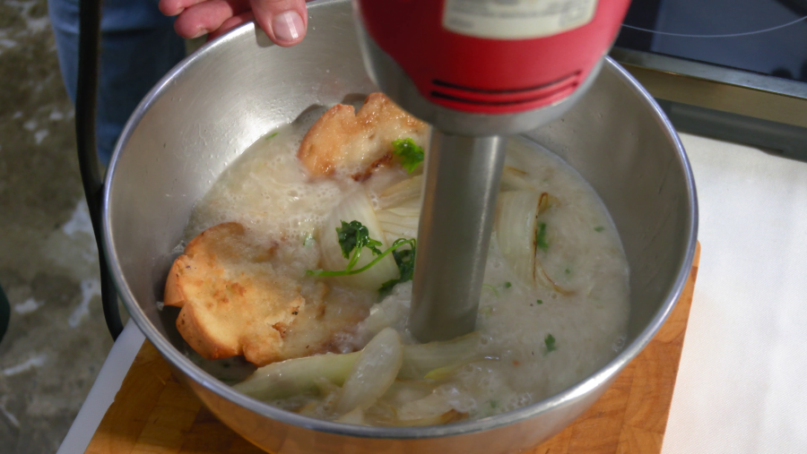 Batir todo lo anterior (mezcla de cebolla, ajos y perejil con el pan)