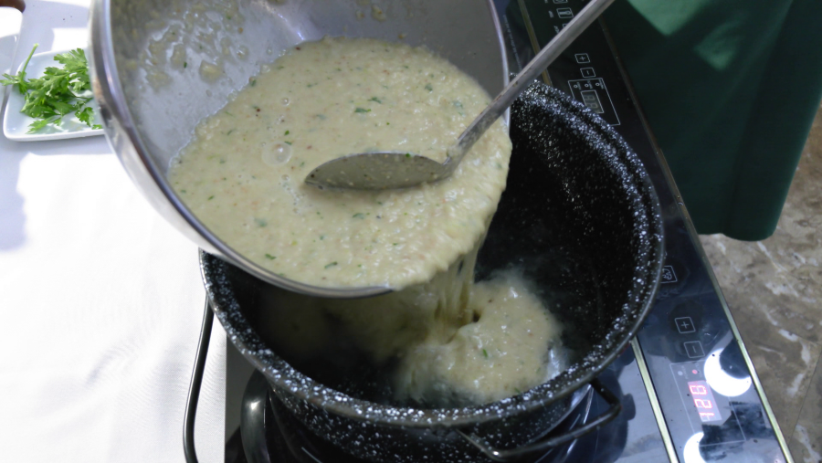 En una olla se pone a hervir un poco de agua, se añade el majao y se incorpora el capón para que vaya cociendo todo junto. Se añade sal y un toque de orégano