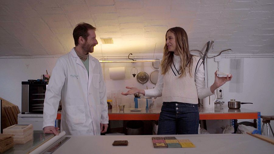 En Josean Vilar, CEO i director creatiu de Naifactory i la Martina Klein cuinant els pinyols