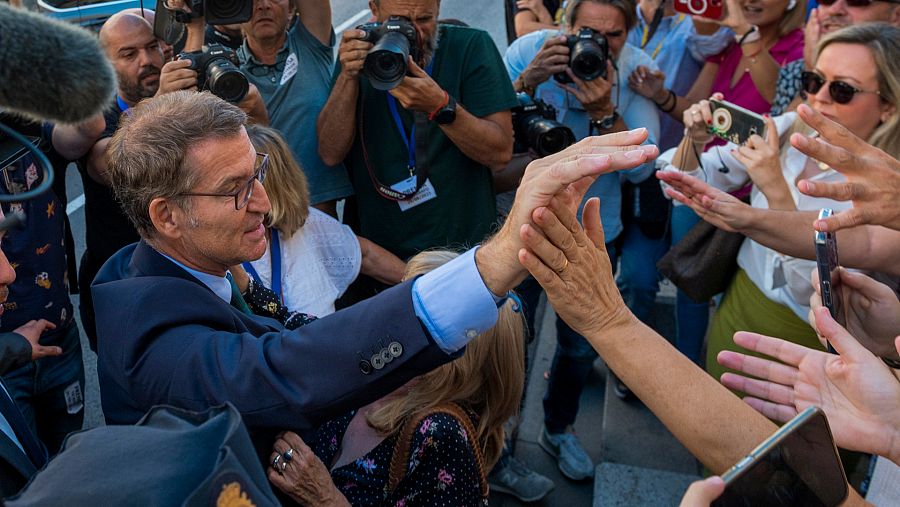 Feijóo saluda a la salida del Congreso tras la segunda votación de su investidura