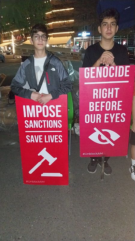 Spartak protesta junto a su primo en Erevan, Armenia