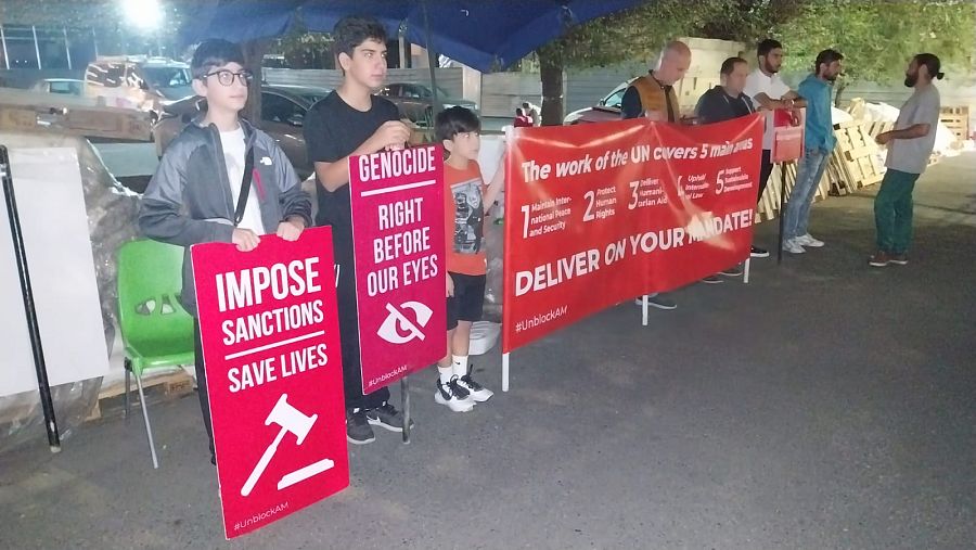 Spartak protesta junto a otras personas frente a las oficinas de Naciones Unidas en Erevan, Armenia