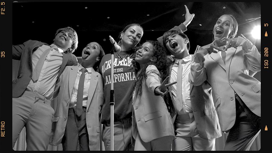 Mario, Blanca, Vicky Gómez, Sandra Valero, Jesús y Nayeli en el videoclip de ¿Loviu¿