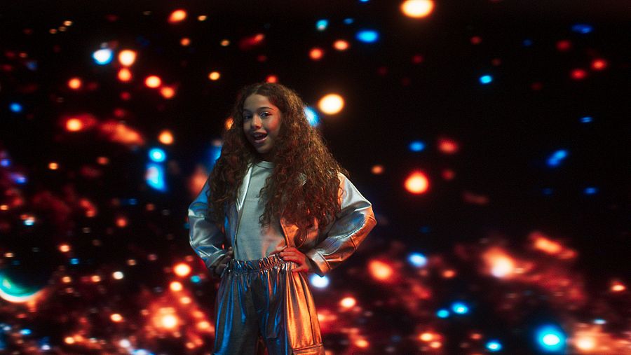 Sandra Valero junto a la pantalla LED curva