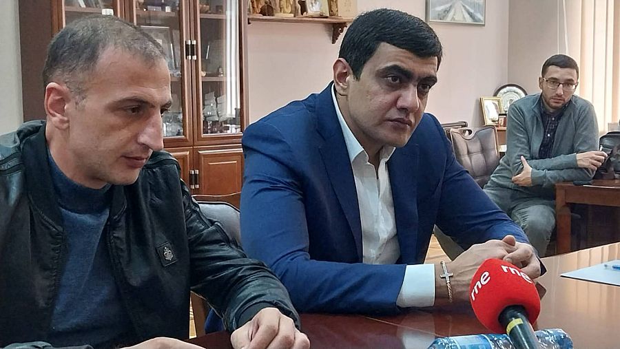 Arush Arushanyan, alcalde de Goris (dcha.) habla con el equipo de enviados especiales de RNE a Armenia. Foto: Aurora Moreno / Luis Pendón / RNE