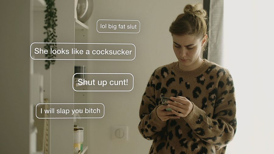 Mujer leyendo su móvil