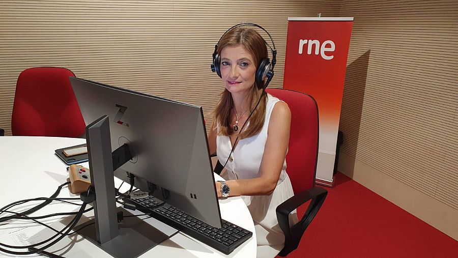La podóloga Elena Carrascosa en un estudio de RNE