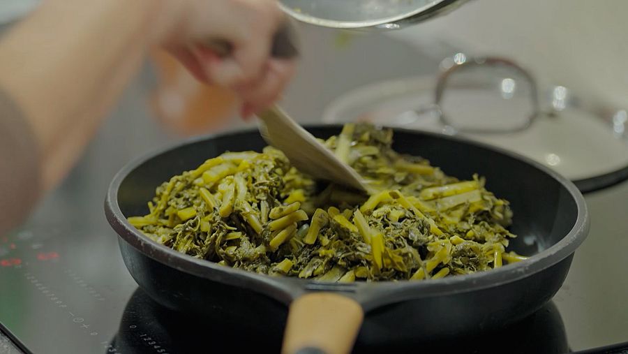 Espigalls sofregits a la paella per preparar truites d'espigalls a 'La Recepta Perduda'