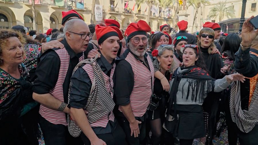 Veïns de Vilanova celebrant el Carnaval al carrer, durant les comparses