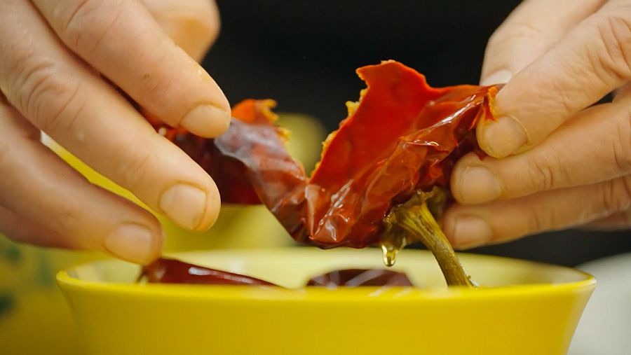 Una nyora per preparar la salsa del xató a 'La Recepta Perduda'