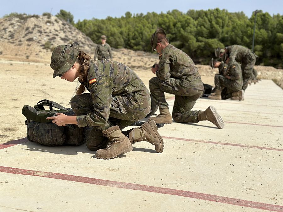 La princesa Leonor durante unas maniobras militares en la academia Militar de Zaragoza