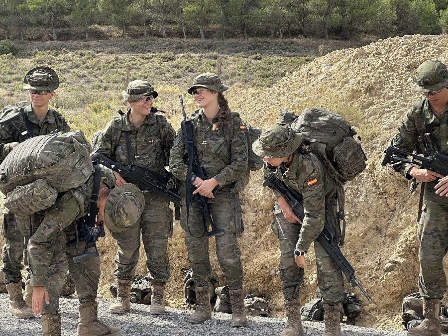 La princesa Leonor junto a varios cadetes durante unas maniobras militares en Zaragoza