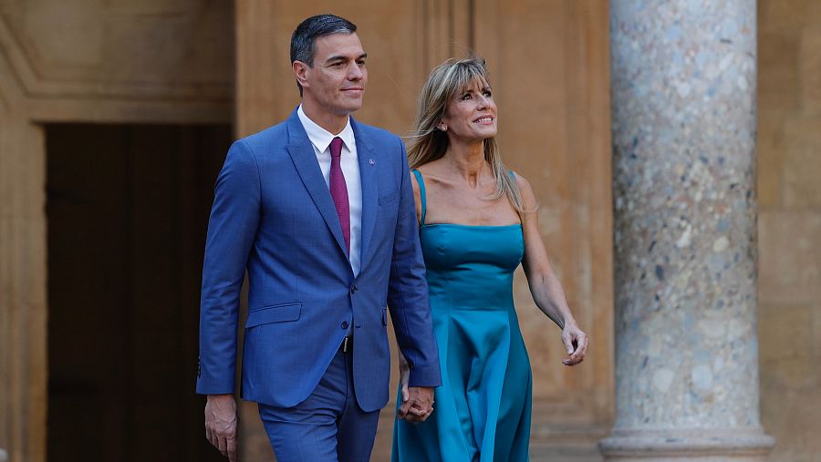 El presidente del Gobierno en funciones, Pedro Sánchez, junto a su mujer, Begoña Gómez, a su llegada al Palacio de Carlos V en Granada