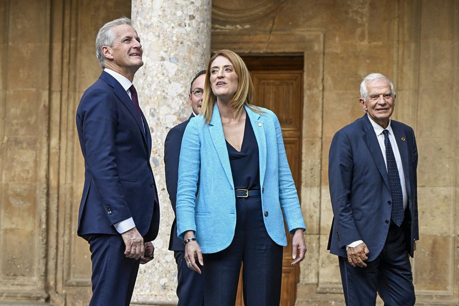 El Alto Representante de la Unión para Asuntos Exteriores y Política de Seguridad Josep Borrell, la presidenta del Parlamento Europeo, Roberta Metsola, y el primer ministro de Noruega Jonas Gahr Støre, a su llegada al palacio de Carlos V