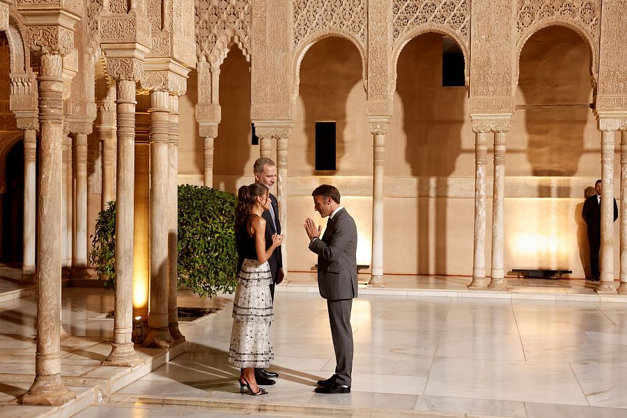 Felipe VI y Letizia hablan con el presidente francés, Emmanuel Macron