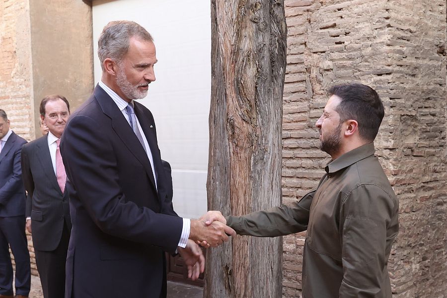 El rey Felipe VI saluda al presidente de Ucrania, Volodimir Zelenski, antes de su encuentro en el Palacio de la Alhambra