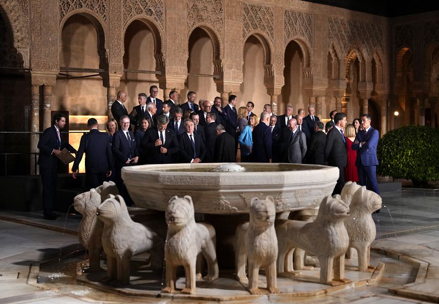 Los líderes europeos preparándose para la foto de familia en el Patio de los Leones