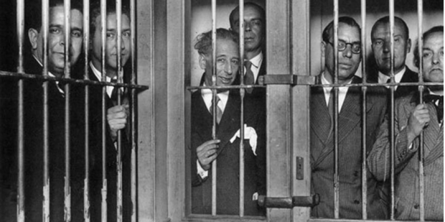 El govern català empresonat el 1934 al vaixell Uruguay, al port de Barcelona, amb el president Companys al centre i el conseller Gassol a l'extrem dret