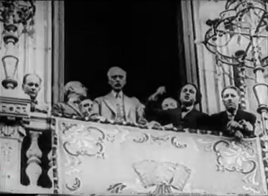 Ventura Gassol adreçant-se al poble des del bacó del palau de la Generalitat, al costat del president Francesc Macià