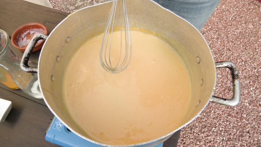 La mezcla anterior se añade en la olla donde está la leche caliente mientras sin parar de remover. La dejamos unos minutos y se lleva la mezcla a cuencos de barro.