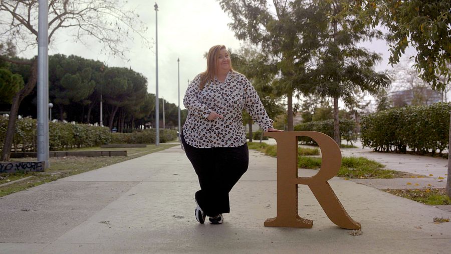 L'actiru Itziar Castro al costat d'una r de paper de 'Planeta R'