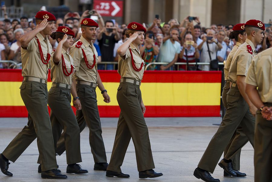 La princesa Leonor participa con los cadetes de la Academia General Militar de Zaragoza en la ofrenda a la Virgen del Pilar