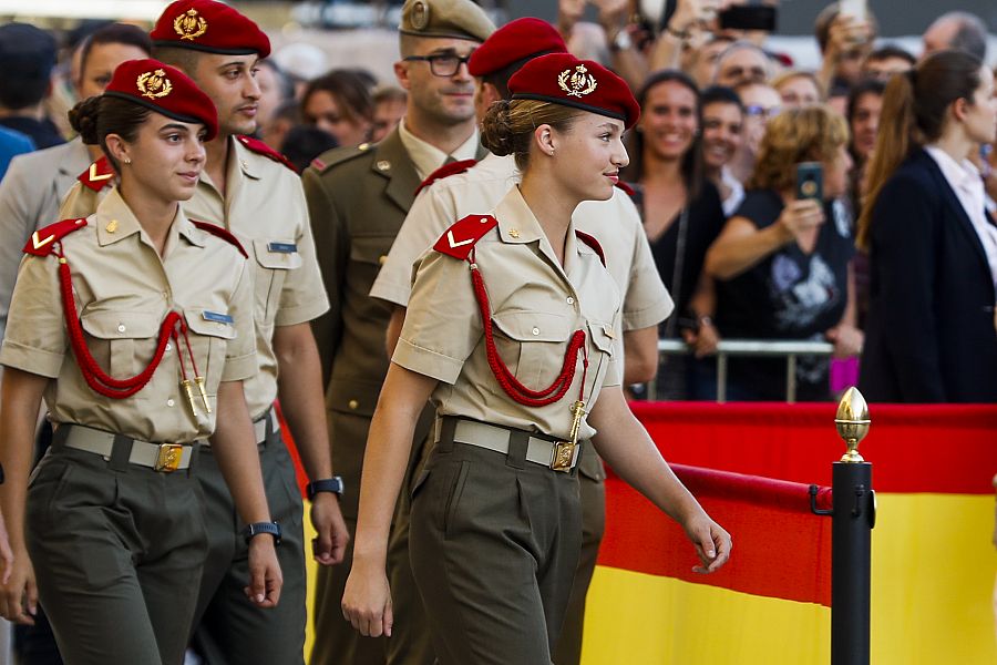 La princesa Leonor participa con los cadetes de la Academia General Militar de Zaragoza en la ofrenda a la Virgen del Pilar