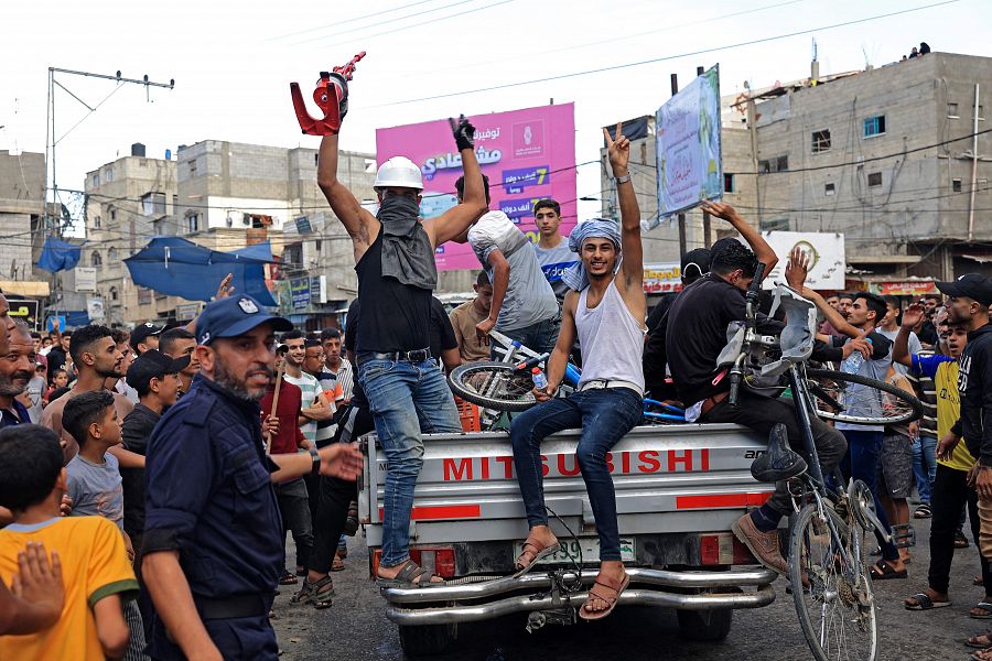 Varios palestinos celebran su regreso después de cruzar la valla fronteriza con Israel desde Khan Yunis