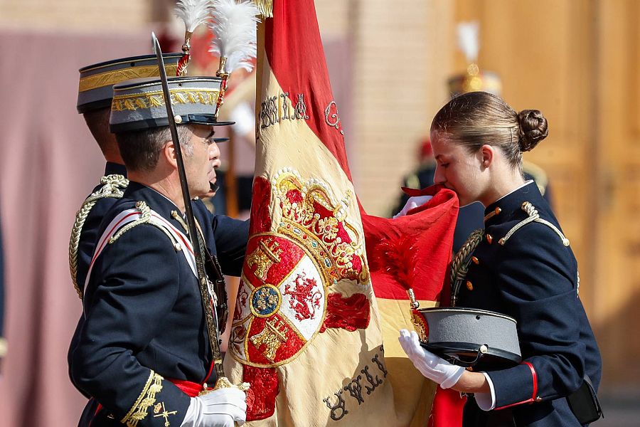 Momento en el que la princesa Leonor besa la bandera de España después de la jura