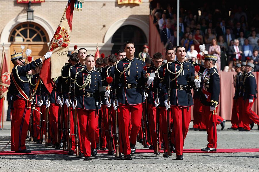 La princesa de Asturias desfila bajo la bandera