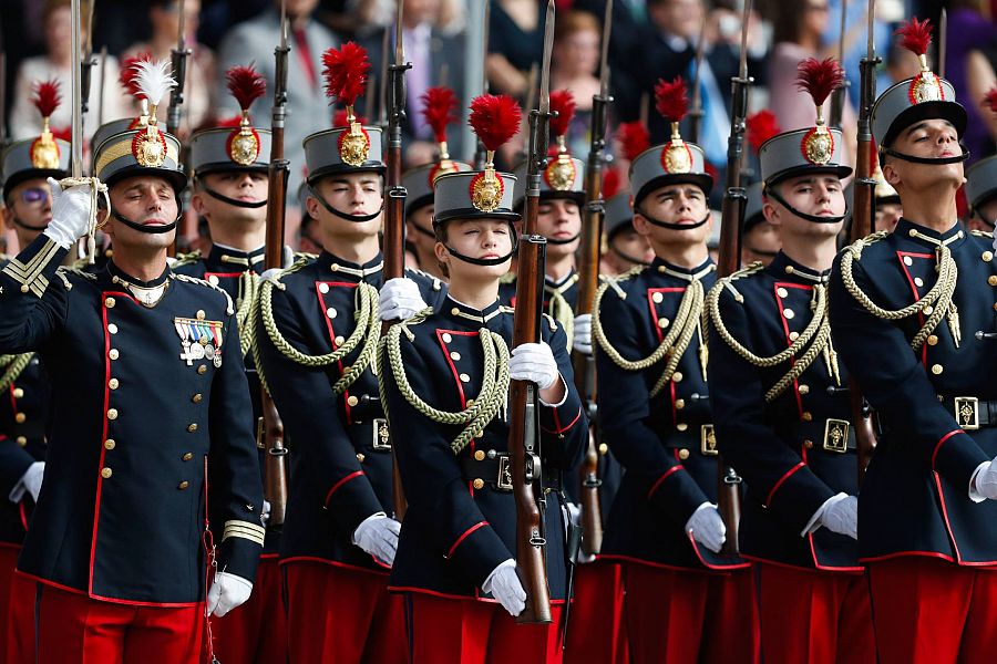 La princesa Leonor desfila antes de jurar bandera con el resto de los cadetes de su curso