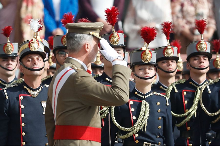 El rey Felipe VI pasa revista a los cadetes