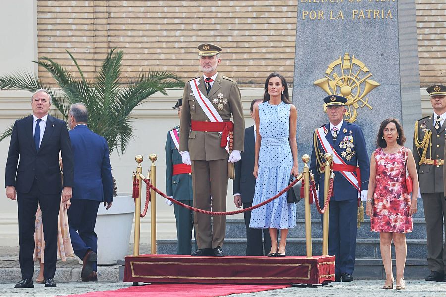 El rey Felipe VI y la reina Letizia asisten al desfile del acto de jura de bandera de la princesa Leonor