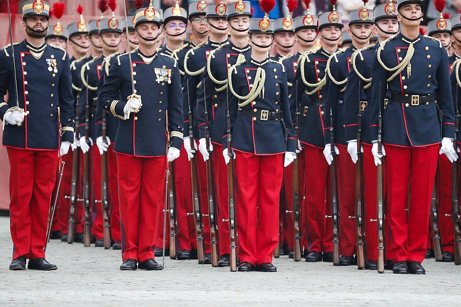 La princesa Leonor, en posición firme, durante el acto de jura de bandera