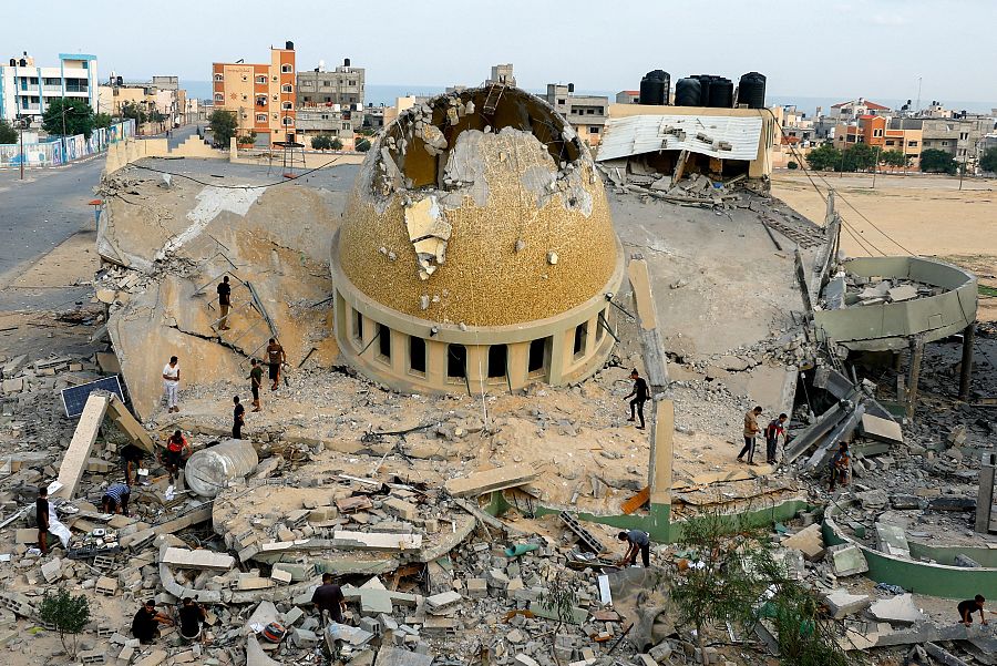Palestinos inspeccionan una mezquita destruida en los ataques israelíes en Khan Younis, en el sur de la Franja de Gaza.