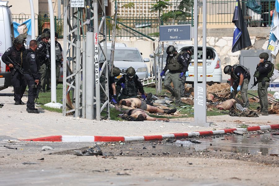 Soldados israelíes inspeccionan los cuerpos de militantes palestinos en una comisaria de Sderot
