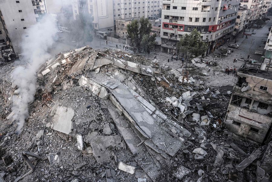 Ruinas de un edificio destruido en los ataques aéreos israelíes en la ciudad de Gaza.