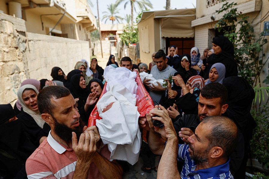 Funeral por la muerte de dos bebés gemelos, Ossayd y Mohammad Abu Hmaid, su madre y sus tres hermanas, en un bombardeo israelí en Jan Yunis, según oficiales sanitarios.