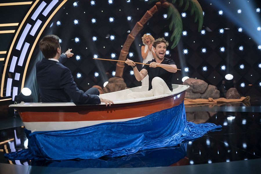 Carlos Cuevas y Marc Giró en una barca en el plató del 'Late Xou'