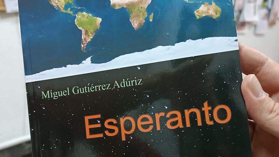 Libro que trata sobre la historia del esperanto