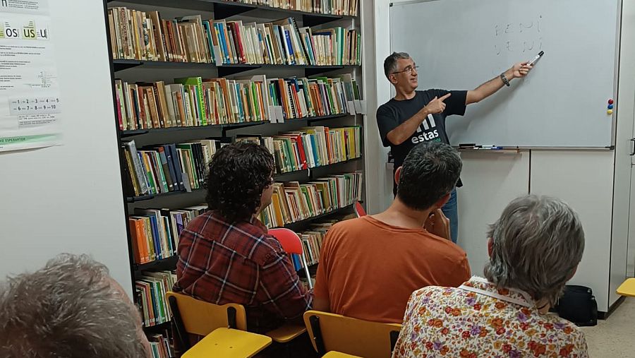 Un profesor imparte una clase de Esperanto ante varios alumnos de la UNED