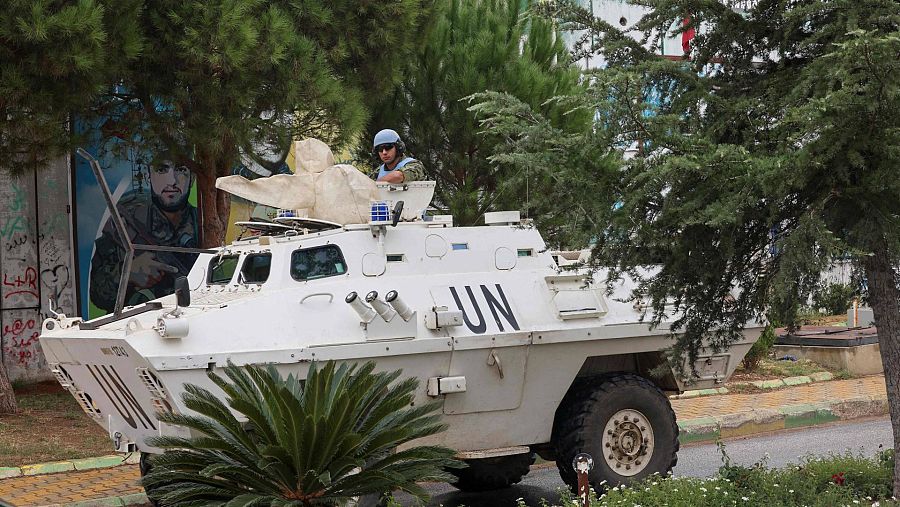 Imágenes del día 4 de la Guerra de Israel: Las fuerzas de paz de Naciones Unidas en el Líbano (FPNUL) patrullan un área en la ciudad de Kfar Kila, en el sur del Líbano.