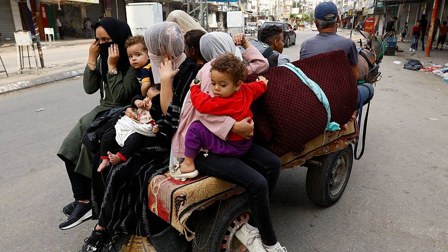 Imágenes del día 4 de la Guerra de Israel: una familia palestina huye de su hogar, en medio de los ataques israelíes, en Khan Younis, en el sur de la Franja de Gaza.