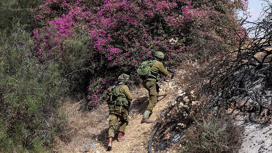 Imágenes del día 4 de la Guerra de Israel: soldados israelíes avanzan junto a la frontera de Israel con Gaza.