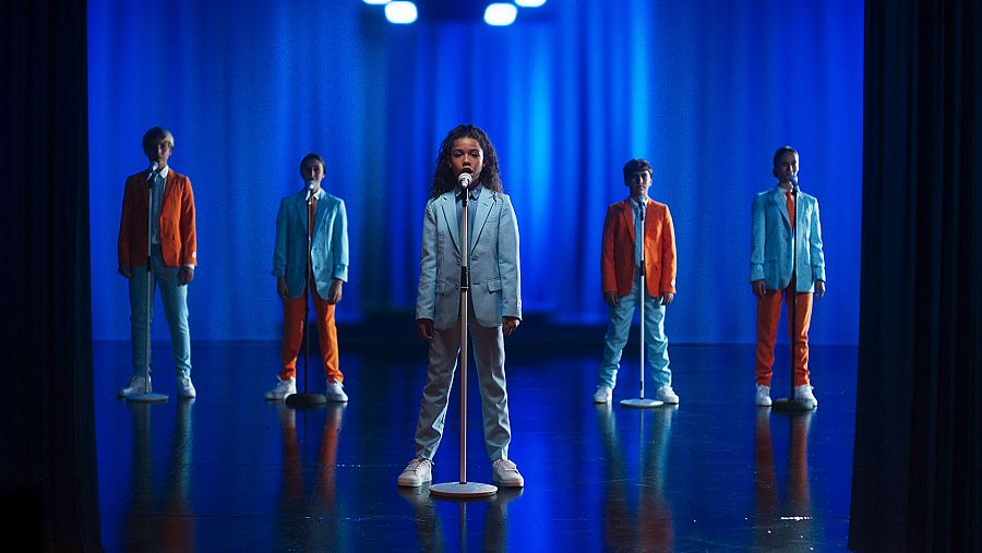 Sandra Valero junto a sus bailarines en el videoclip de 